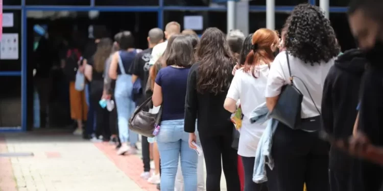 Justiça discute se esperar na fila por mais de 20 minutos gera indenização aos clientes de bancos