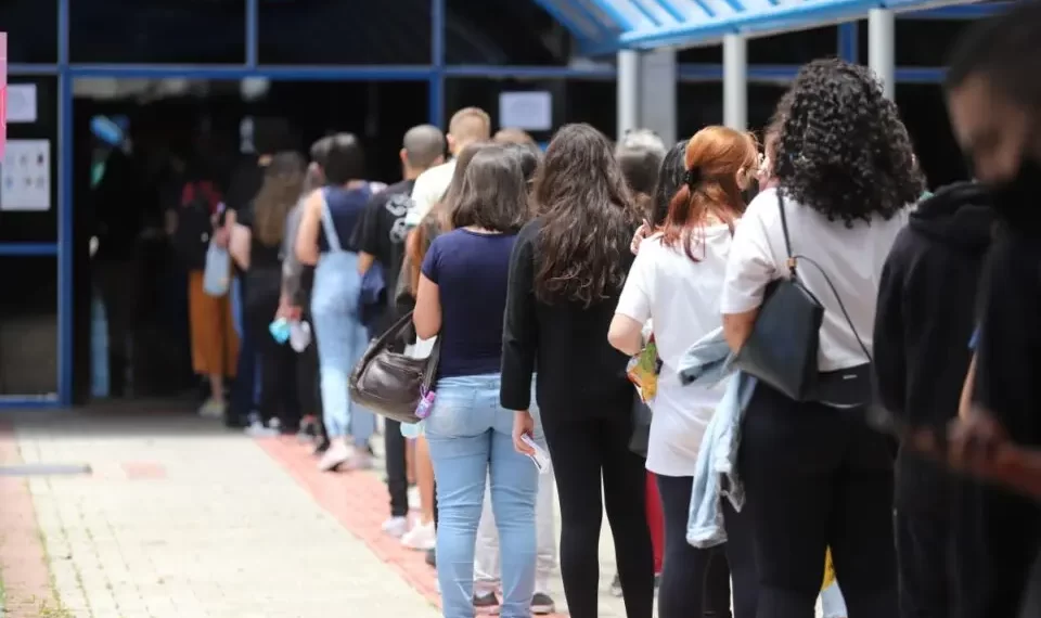 Justiça discute se esperar na fila por mais de 20 minutos gera indenização aos clientes de bancos