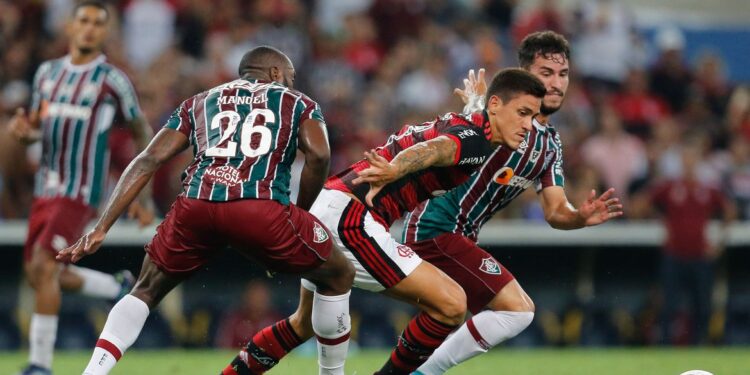 Fluminense e Flamengo jogam no Maracanã pelo título do Carioca