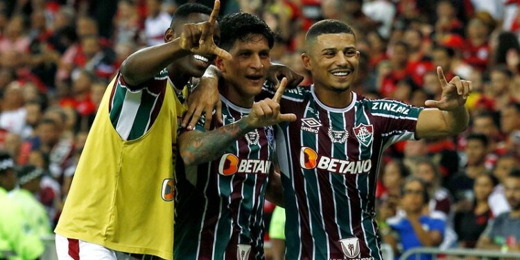 Fluminense segura Flamengo e é campeão carioca após dez anos