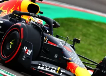 Verstappen supera Leclerc e é pole no sprint em Ímola; Hamilton sai em 13º