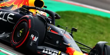 Verstappen supera Leclerc e é pole no sprint em Ímola; Hamilton sai em 13º