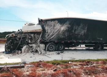 Homem fica gravemente ferido em acidente envolvendo 2 caminhões na BR-277, em Guarapuava