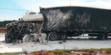 Homem fica gravemente ferido em acidente envolvendo 2 caminhões na BR-277, em Guarapuava