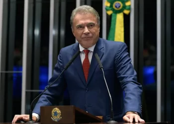 Alvaro Dias “ameaça” disputar o Governo, se Ratinho Junior não o apoiar ao Senado