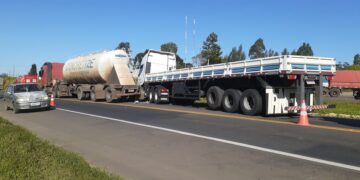 Colisão entre caminhões é registrada na BR 277, próximo ao Guará