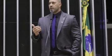 Bolsonaro concede indulto a Daniel Silveira