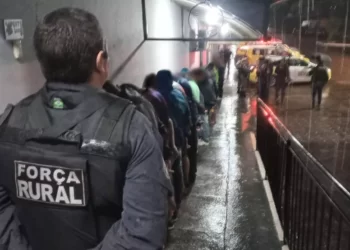 Mais de 30 menores são levados para delegacia após serem flagrados com tabaco, bebidas alcoólicas e droga em Cascavel, diz GM