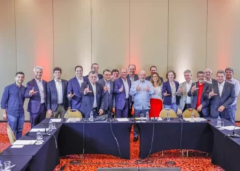 Esquerda critica Lula por foto com ‘homens brancos’ e ‘poucas mulheres’