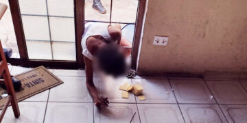 Mulher fica presa em porta após tentar furtar lanchonete