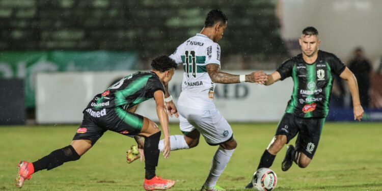 Coritiba x Maringá pela final do Paranaense; escalações e onde assistir