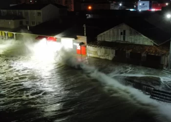 Maré cobre faixa de areia e invade calçada e imóveis, em Matinhos