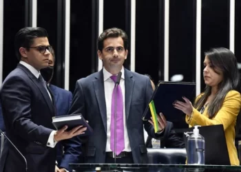 Pacheco dá posse a novo senador por Mato Grosso