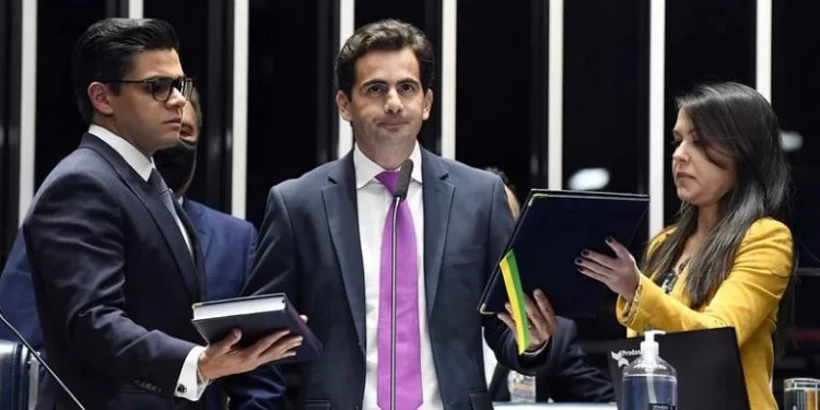 Pacheco dá posse a novo senador por Mato Grosso