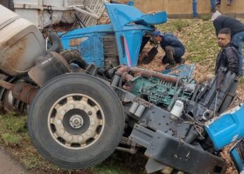 Carreta tomba na BR-376 e motorista fica preso às ferragens