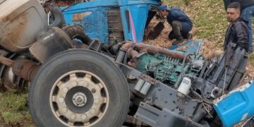 Carreta tomba na BR-376 e motorista fica preso às ferragens