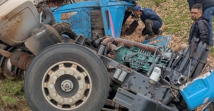 Carreta tomba na BR-376 e motorista fica preso às ferragens