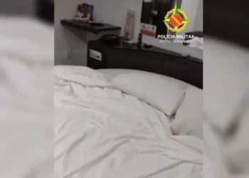 Menino de 7 anos é flagrado em motel com a mãe e mais três pessoas