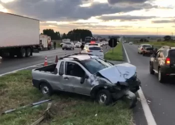 Um morre e três ficam feridos em acidente com três carros na BR-376