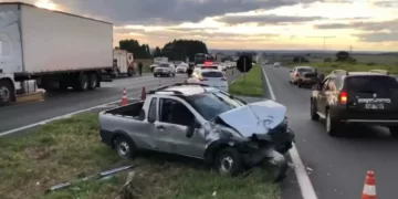 Um morre e três ficam feridos em acidente com três carros na BR-376