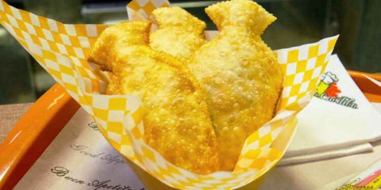 Depois do formato capivara, pastel de pinhão conquista curitibanos e turistas