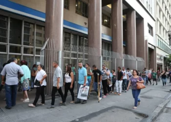 Com fila de quase 800 mil pessoas, Bolsonaro edita MP com medidas para reduzir espera do INSS
