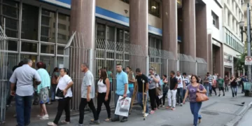 Com fila de quase 800 mil pessoas, Bolsonaro edita MP com medidas para reduzir espera do INSS