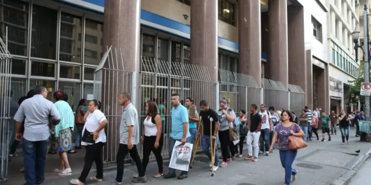 Com fila de quase 800 mil pessoas, Bolsonaro edita MP com medidas para reduzir espera do INSS