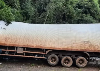 Duas pessoas ficam feridas depois de caminhão bater em barranco na PR-090, em Piraí do Sul