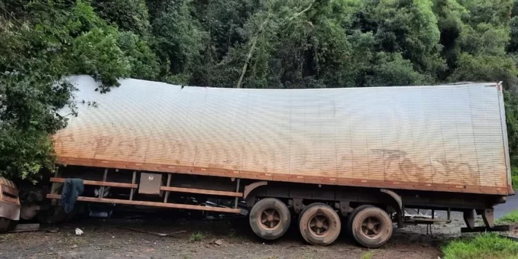 Duas pessoas ficam feridas depois de caminhão bater em barranco na PR-090, em Piraí do Sul
