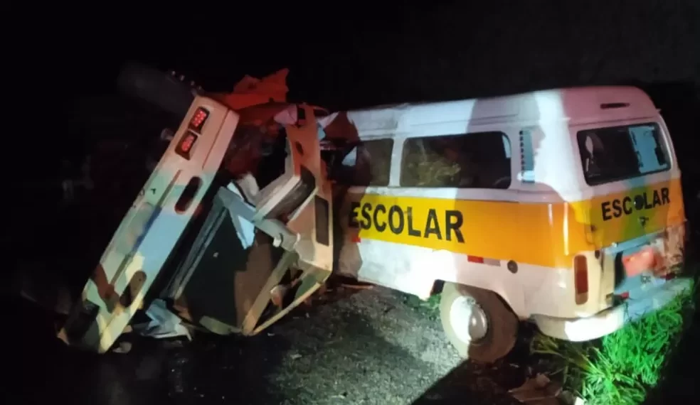 Duas pessoas morrem, e adolescente fica gravemente ferida após Kombi escolar bater de frente com caminhão em Pitanga