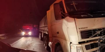Policial militar e estudante morrem depois de carro ser prensado entre 2 caminhões na BR-376, em Ponta Grossa