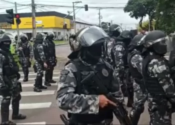 Policiais civis tentam fechar cerco contra Ratinho Jr, vão atrás dele no Detran-PR e têm atrito com tropa de choque