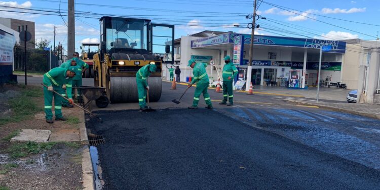 Prefeitura iniciou operação recapeamento asfáltico nos bairros nesta segunda-feira (25)