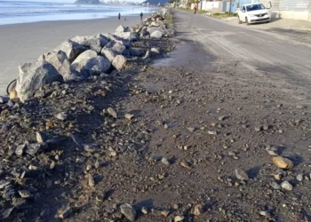 Matinhos enfrenta segundo dia de ressaca, e maré alta leva pedras para avenida