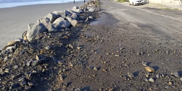 Matinhos enfrenta segundo dia de ressaca, e maré alta leva pedras para avenida