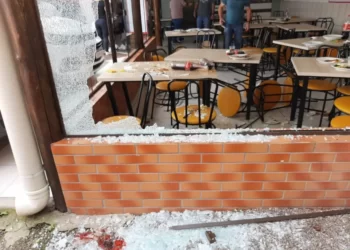 Vídeo mostra tiroteio que deixou três feridos durante discussão em restaurante