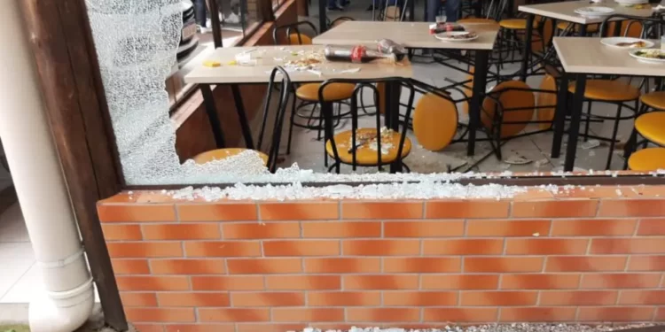 Vídeo mostra tiroteio que deixou três feridos durante discussão em restaurante