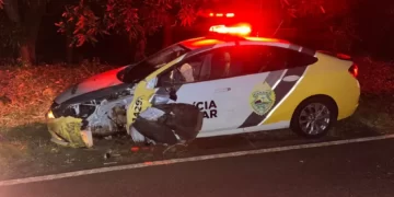 Motorista embriagado é preso depois de bater carro contra veículo da Polícia Militar, no Paraná