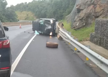Carro capota, e mulher morre ao ser prensada por veículo na BR-376, em Tibagi