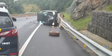 Carro capota, e mulher morre ao ser prensada por veículo na BR-376, em Tibagi