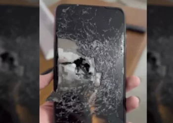 Tiro de fuzil atinge celular e policial se salva durante tentativa de mega-assalto