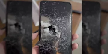 Tiro de fuzil atinge celular e policial se salva durante tentativa de mega-assalto