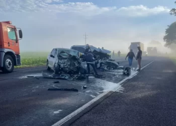 Mulher fica gravemente ferida em acidente envolvendo carro e caminhonete na BR-369, em Ubiratã