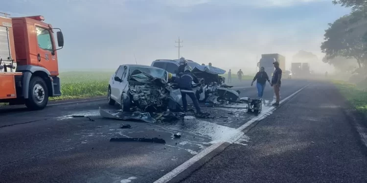 Mulher fica gravemente ferida em acidente envolvendo carro e caminhonete na BR-369, em Ubiratã