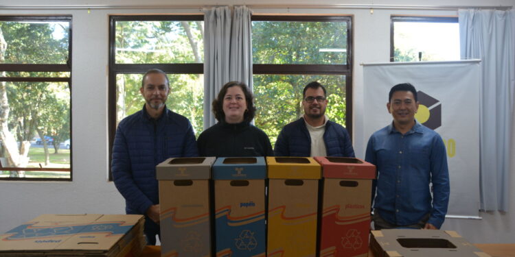 Unicentro recebe a doação de caixas para coleta seletiva