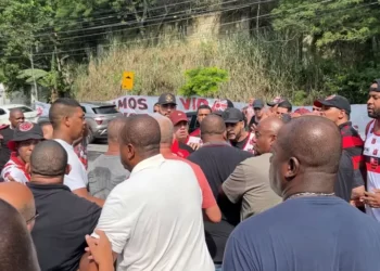 Torcedores do Flamengo protestam na porta do Ninho e dão tapas e socos nos carros dos atletas