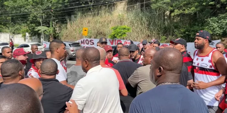 Torcedores do Flamengo protestam na porta do Ninho e dão tapas e socos nos carros dos atletas
