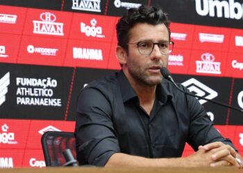 Pelo segundo ano seguido, Alberto Valentim é o primeiro técnico demitido da Série A do Brasileiro