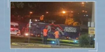 Show da dupla Zé Neto e Cristiano é cancelado, e ônibus com a banda sai de João Monlevade escoltado